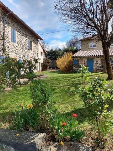 Gîte pour 2 personnes, avec jardin à Lantriac
