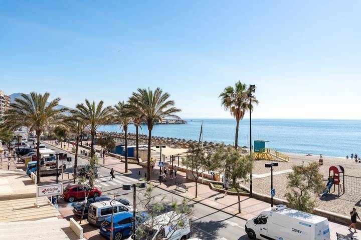 Entire apartment, Studio apartment 'Ventana al Mar' with sea-facing terrace and air conditioning in Fuengirola Centre, Fuengirola