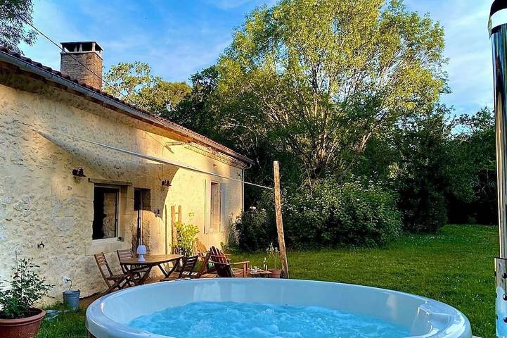 Location de vacances pour 4 personnes, avec terrasse ainsi que jardin et jacuzzi, animaux acceptés à Grignols
