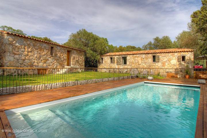 Gîte pour 4 personnes, avec Terrasse ainsi que Jardin et Piscine