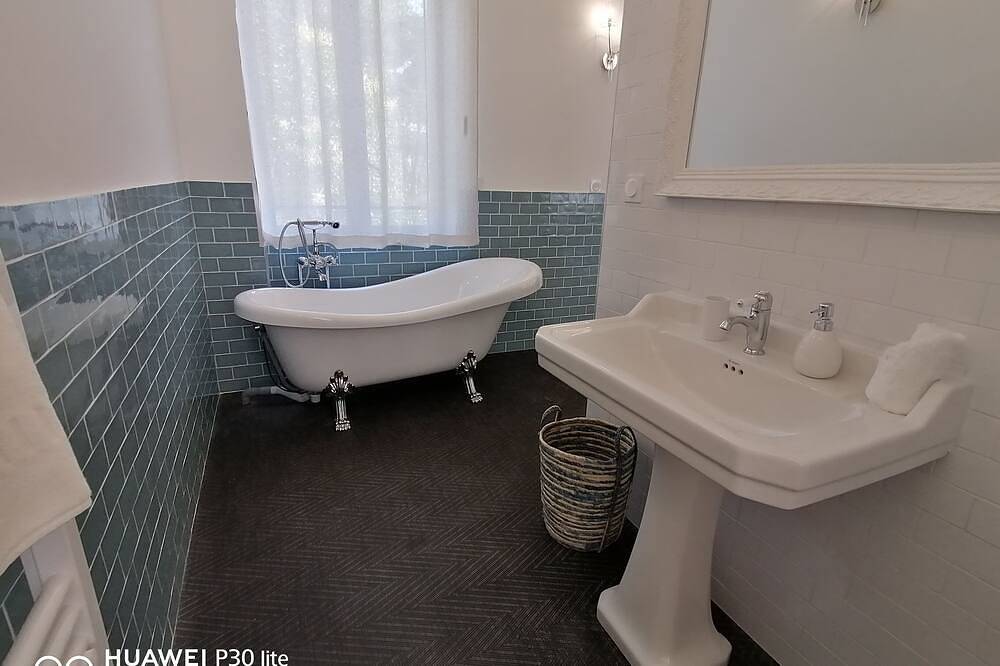 La Romantique, suite de luxe avec baignoire au Château La Vidalle in Vendres, Côte d'Améthyste