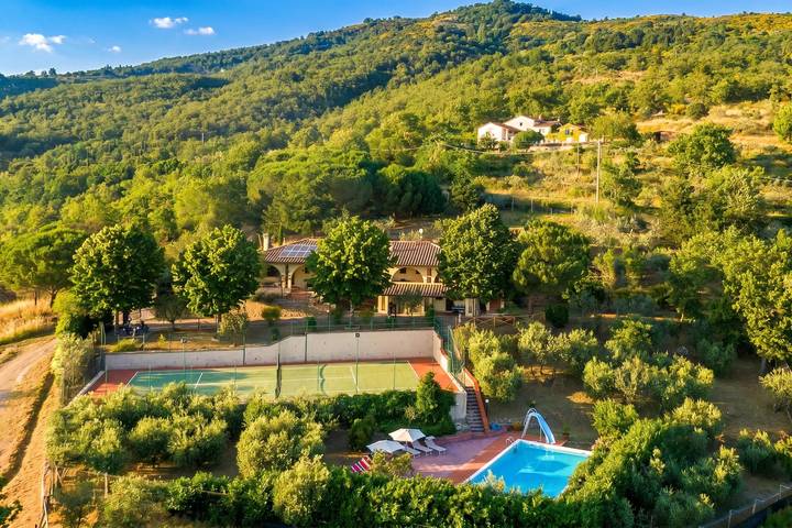 Location de vacances pour 12 personnes, avec piscine et terrasse à Loro Ciuffenna