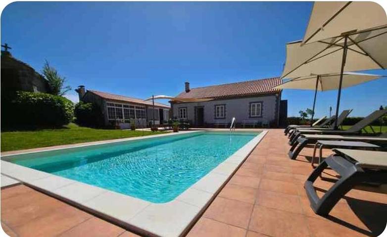 Casa para 10 personas, con vistas y jardín además de terraza y piscina en Sanxenxo