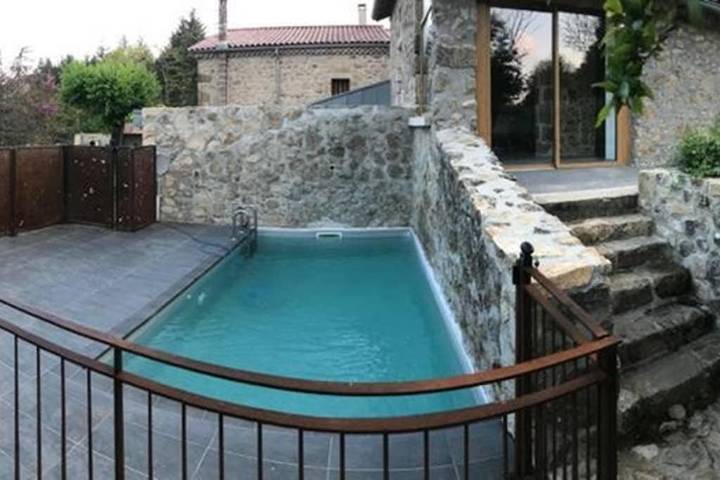 Gîte pour 5 personnes, avec jardin ainsi que piscine et vue à Vernoux-en-Vivarais