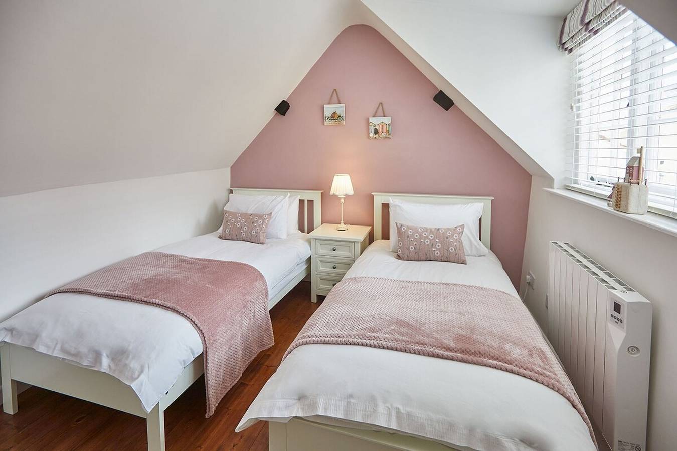 Host Stay Dolphin Cottage 1736 in Whitby, North York Moors National Park