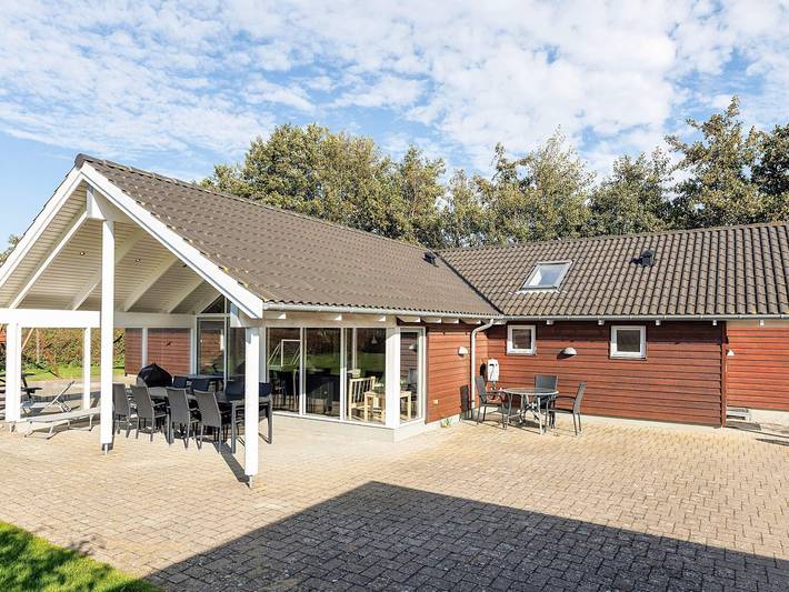 Ferienhaus für 10 Personen, mit Whirlpool und Terrasse sowie Garten und Sauna in Lolland-Falster