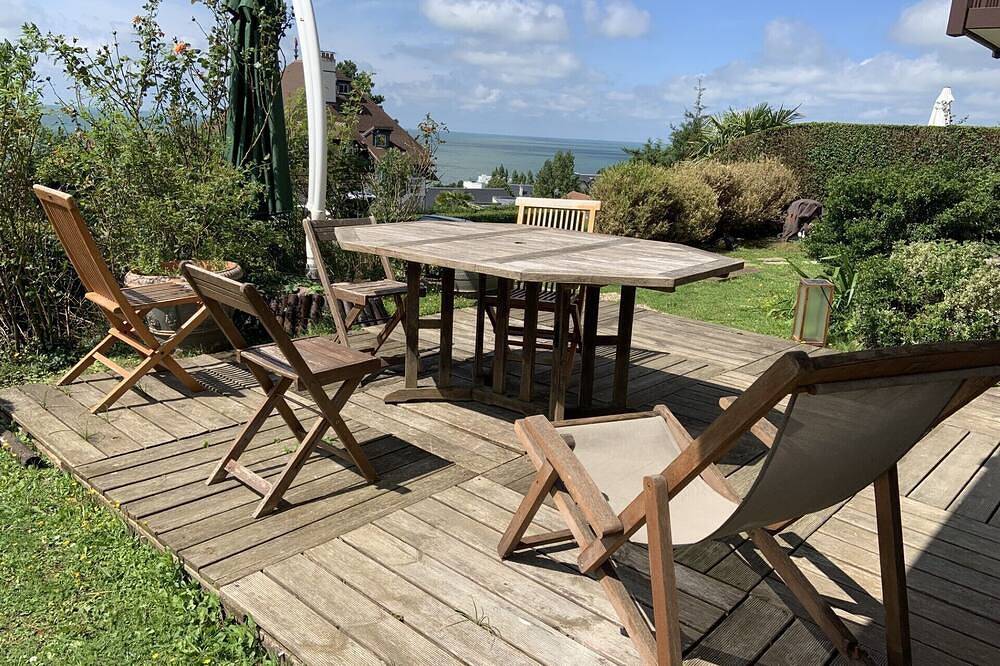 Entire apartment, Large apartment with garden and terrace with sea view - 2 bedrooms in Benerville-sur-Mer, Lisieux region