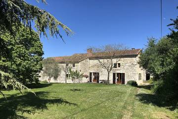 Location de vacances pour 6 personnes, avec jardin et terrasse à Livers-Cazelles