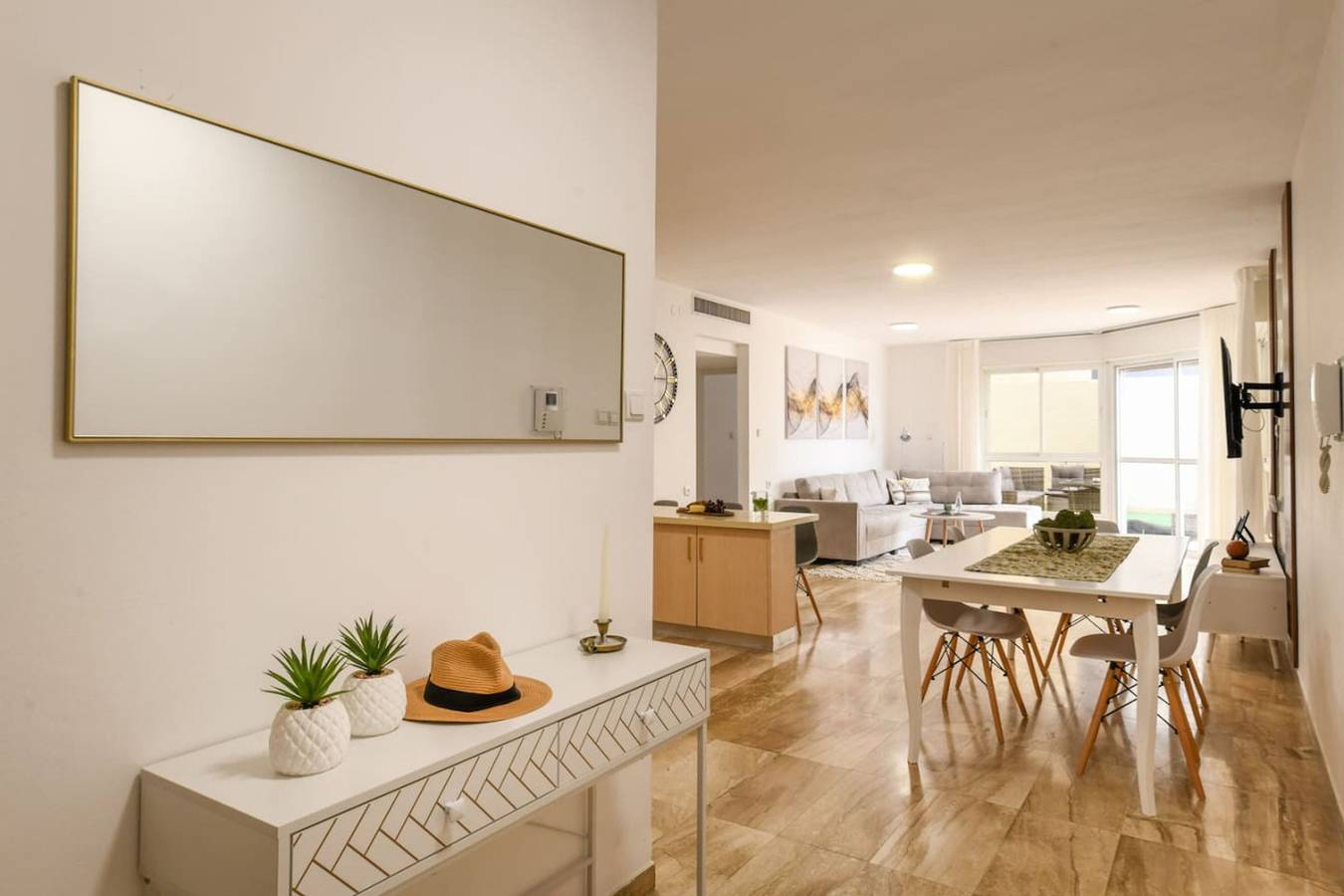Ganze Wohnung, Seaside Escape with Private Patio in Netanja, Zentralbezirk (Israel)