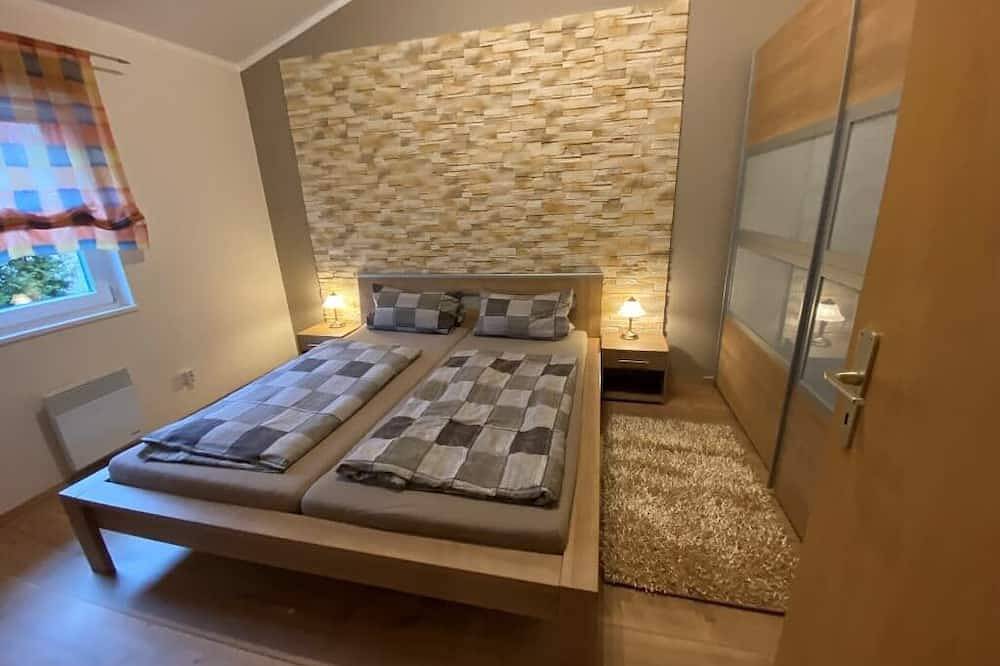 Ganze Wohnung, Gemütlicher Bungalow 75 m2 für bis zu 6 Personen in Wackersdorf, Naturpark Oberpfälzer Wald