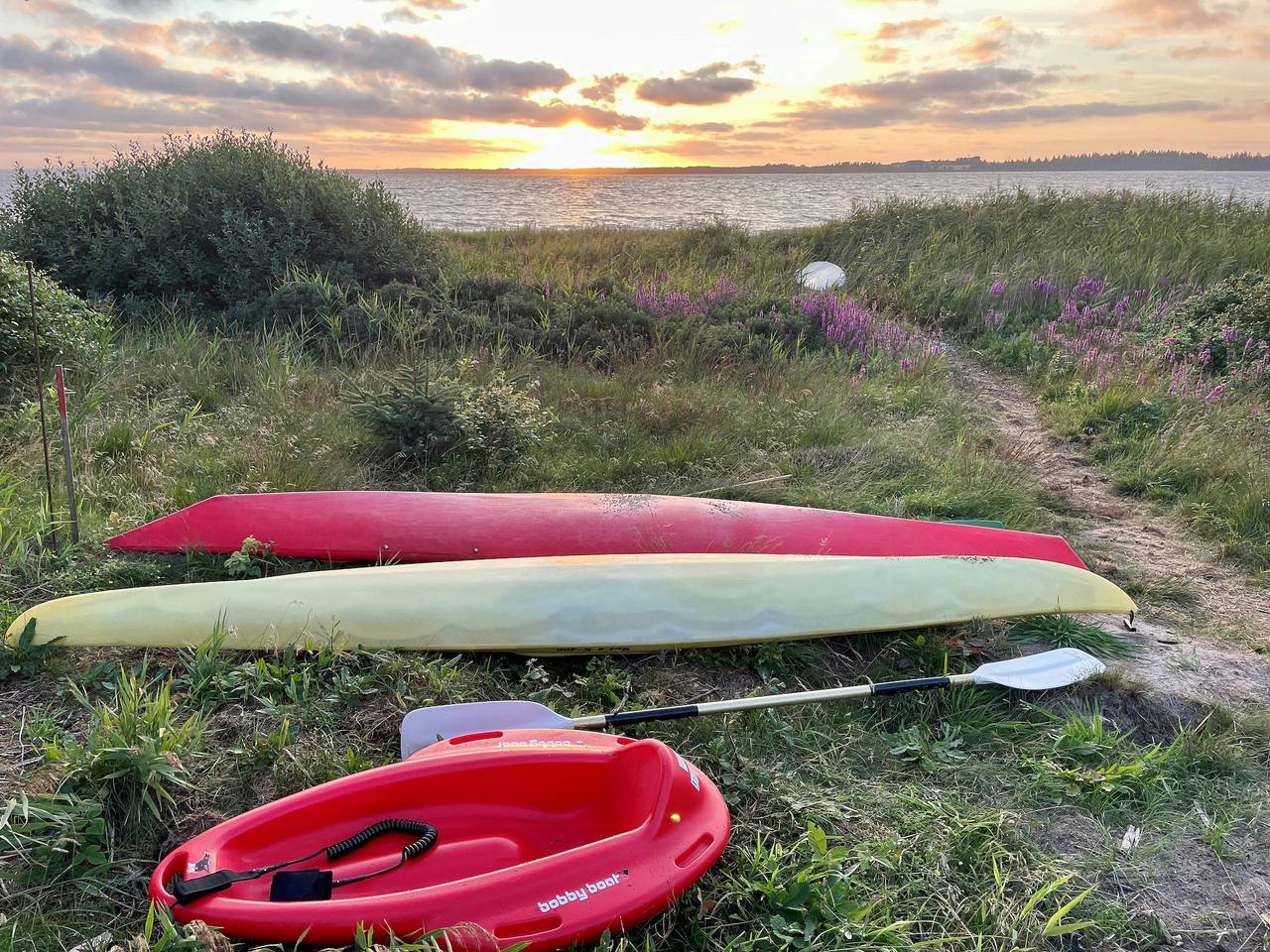 Tømmerhytte ved stranden på Mors med utsikt in Mors, Limfjord i Nordjylland