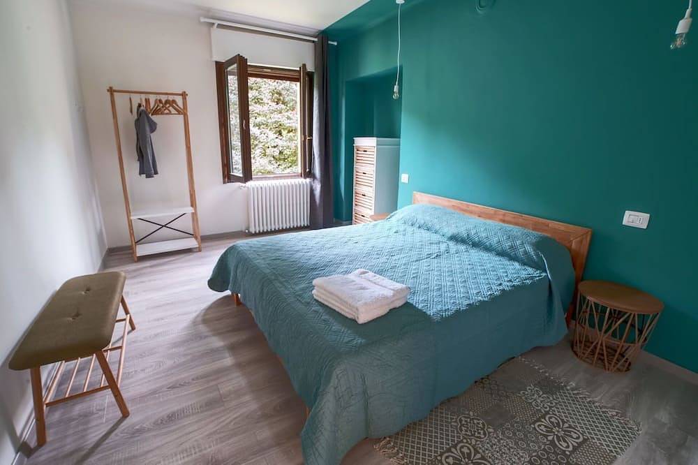 Entire apartment, Cosy apartment for 6 guests with Wifi, Tv, terrace, pets allowed and parking in Comune di Arona, Lago Maggiore (Piemonte)