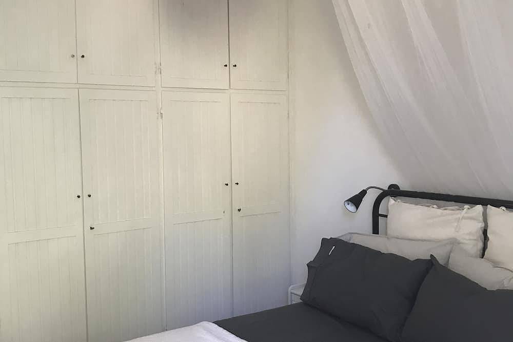 Stone's Throw Cottage by the sea in Koroni - sleeps 6 in Koroni, Messenia region