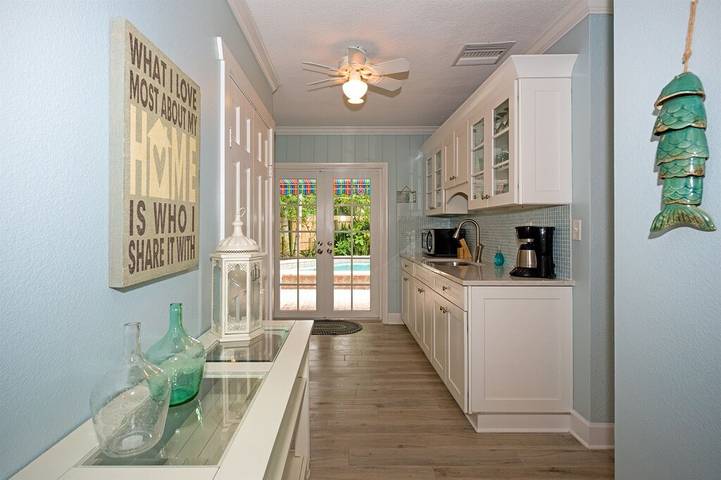 Vacation rental for 10 people, with yard and hot tub as well as balcony in Clearwater