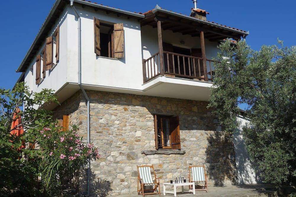 Liefdevol gebouwd stenen huis boven Potistika in Pilion