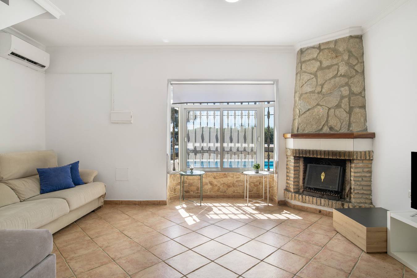 Casa Vacacional 'Independiente con Piscina' con Vista a la Montaña, Wi-Fi y Aire Acondicionado in Chiclana de la Frontera, Costa de la Luz