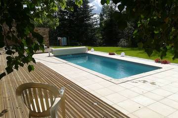 Gîte pour 6 personnes, avec jacuzzi ainsi que balcon et jardin à Saint-Privat