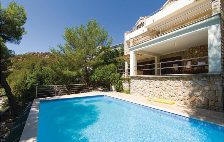 Charming 2-Bedroom Apartment with Pool Near Beach in Blato, Korcula