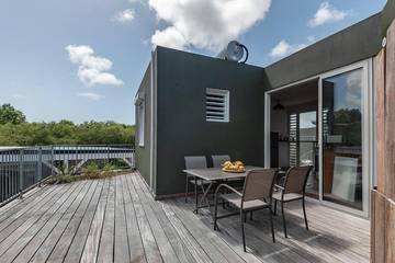 Gîte pour 2 personnes, avec balcon et jardin ainsi que vue et piscine à Petit-Canal