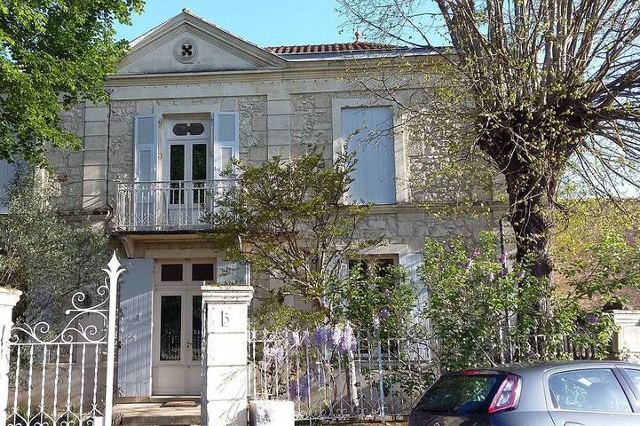 Location de vacances pour 12 personnes, avec jardin à Vélines