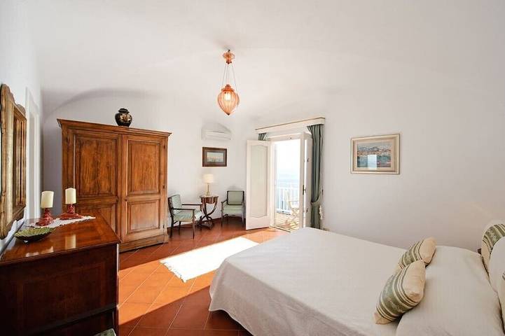 Elegant and central villa with private gated parking in Positano in Spiaggia Fornillo, Positano