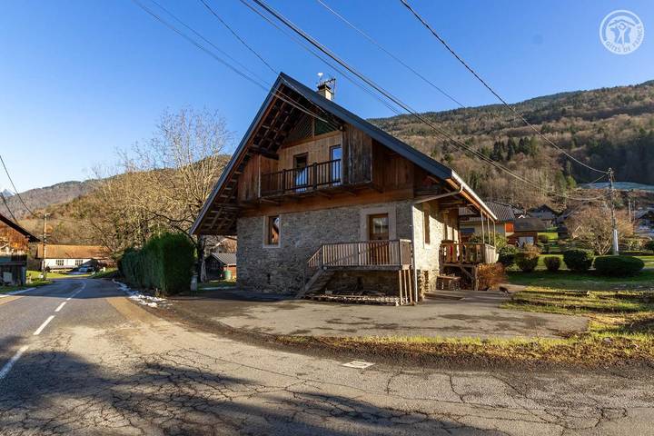 Gîte pour 8 personnes, avec terrasse et balcon/terrasse dans Monthion