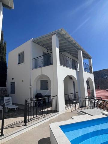 Gîte pour 6 personnes, avec balcon ainsi que piscine et vue dans Panormos