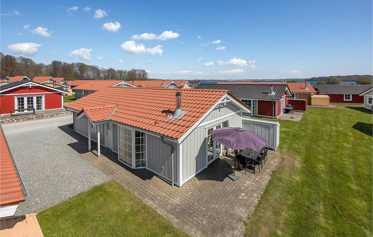 Ferieudlejning for 8 personer, med Terrasse og Jacuzzi såvel som Have og Sauna i Gråsten