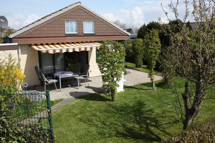Ferienhaus für 4 Personen, mit Terrasse und Garten in Warwerort