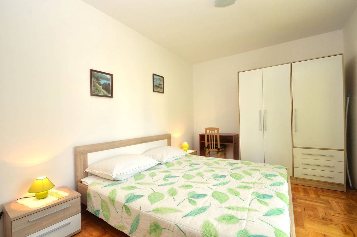 Ganze Wohnung, Das Apartment Rahela 1 in Mali Lošinj, Zagazinjine, geeignet für 4 Personen, im Erdgeschoss besteht aus: zwei Schlafzimmern mit Doppelbetten, Küche und Esszimmer, Wohnzimmer und Terrasse. in Mali Lošinj, Lošinj