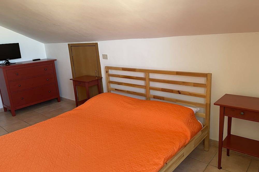 Entire apartment, The Nest: Cozy attic room in quiet area in San Giacomo degli Schiavoni, Campobasso Province