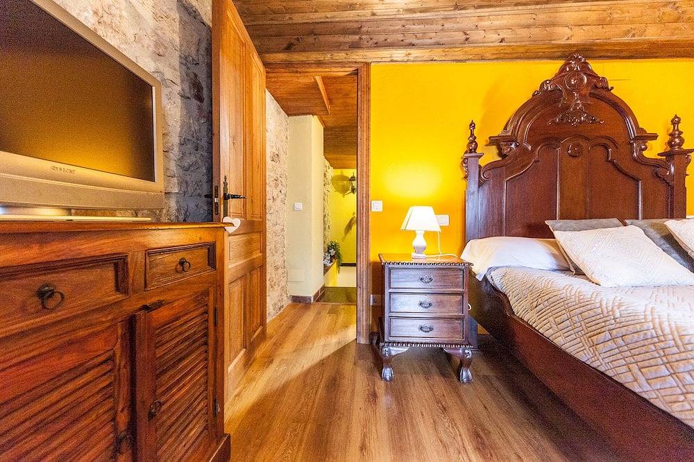 Congosta, romantic cottage with private jacuzzi in the mountains in Teverga, Cordillera Cantábrica