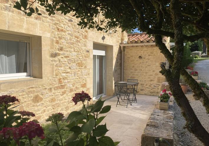 Gîte pour 4 personnes, avec terrasse ainsi que jardin et piscine à Prayssac - 2