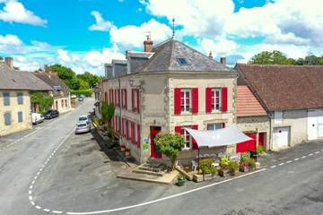 Gîte pour 14 personnes, avec terrasse à La Celle-Dunoise