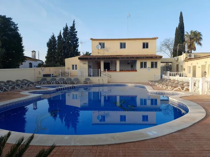Appart’hôtel pour 5 personnes, avec vue ainsi que piscine et jardin - 1