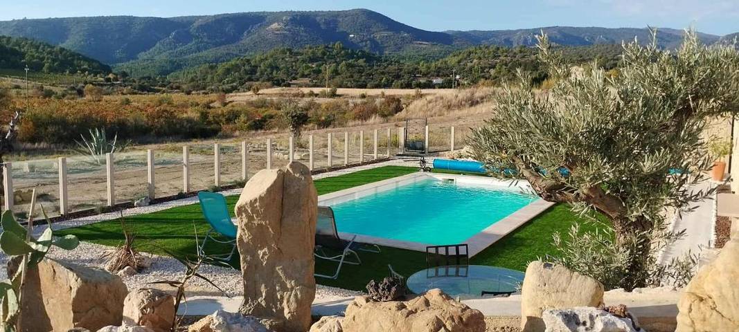 Location de vacances pour 8 personnes, avec piscine ainsi que jardin et vue à Félines-Minervois