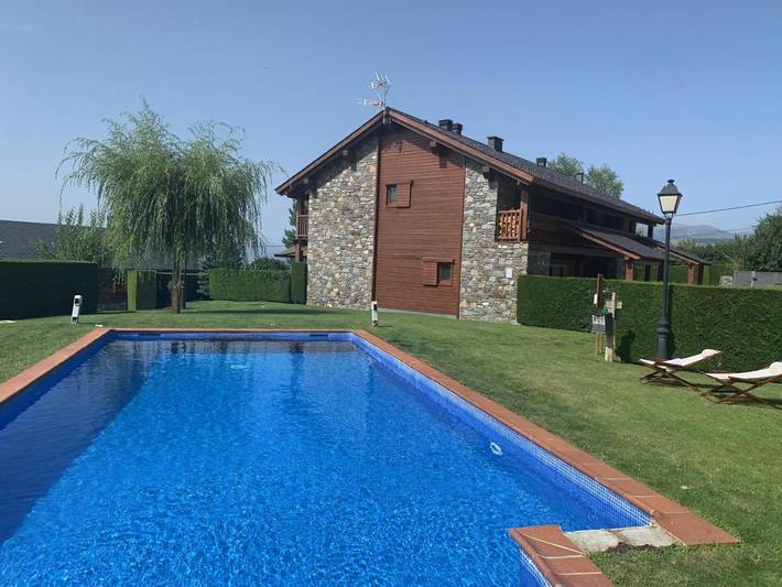 Casa de vacaciones para 6 personas, con jardín además de piscina y vistas en Estavar