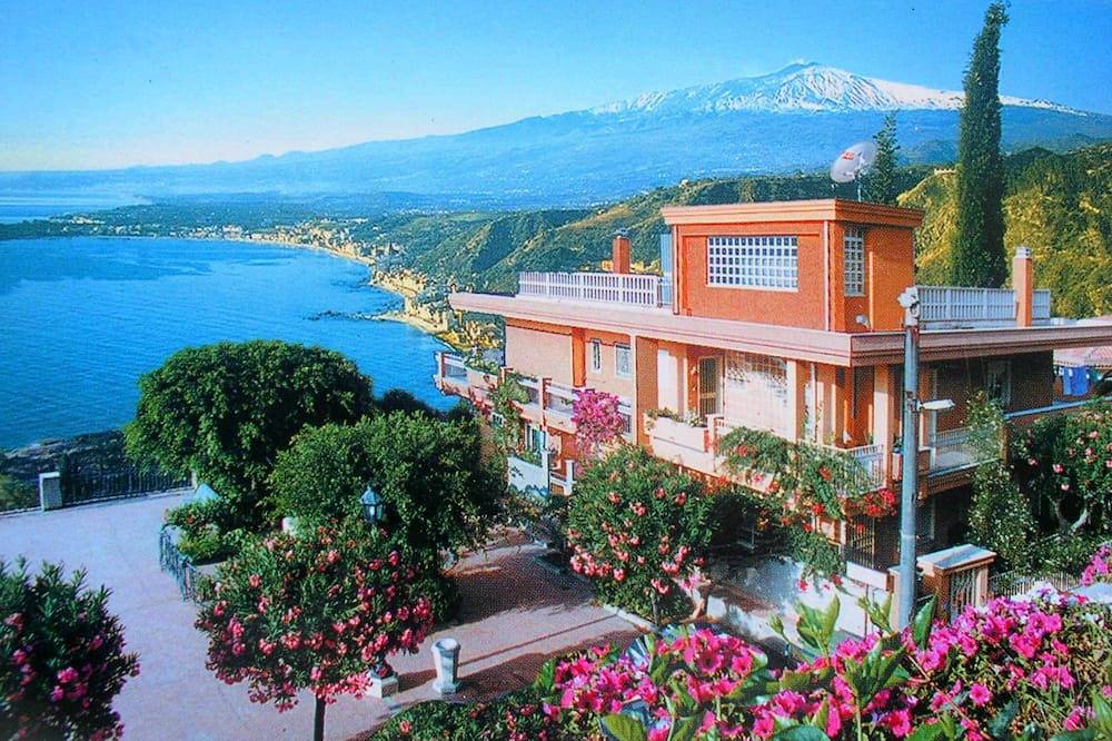 Entire apartment, Residence Schuler - Apartment 'A' with sea-Etna view in Taormina, Messina Province