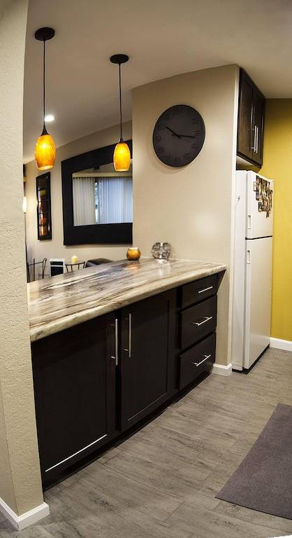 Vacation rental for 4 people, with hot tub and balcony as well as pool and sauna in Mammoth Lakes