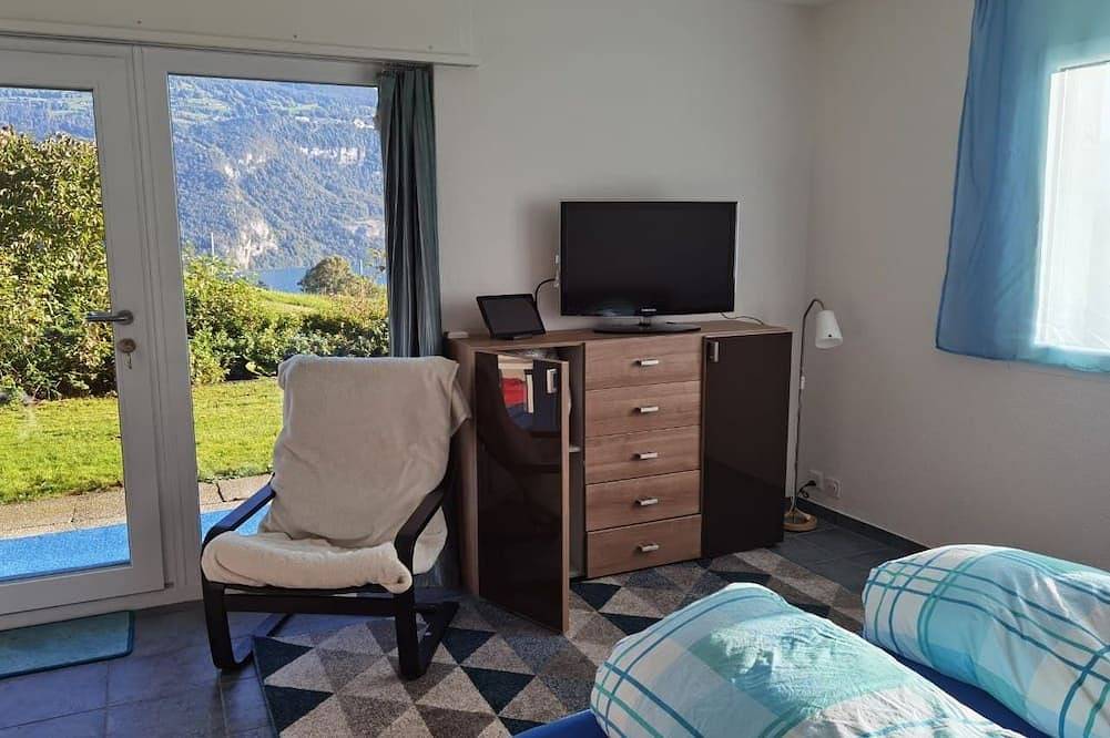 Panoramic room overlooking Lake Thun in Krattigen, Lago de Thun
