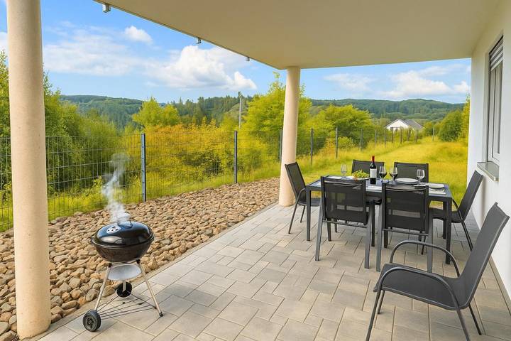 Ferienwohnung für 6 Personen, mit Terrasse und Garten sowie Pool und Ausblick in Engelskirchen
