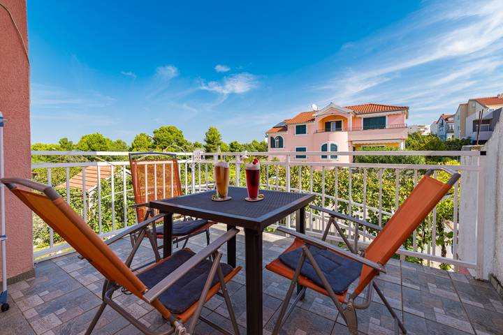 Ferienwohnung für 3 Personen, mit Balkon und Garten in Sibenik