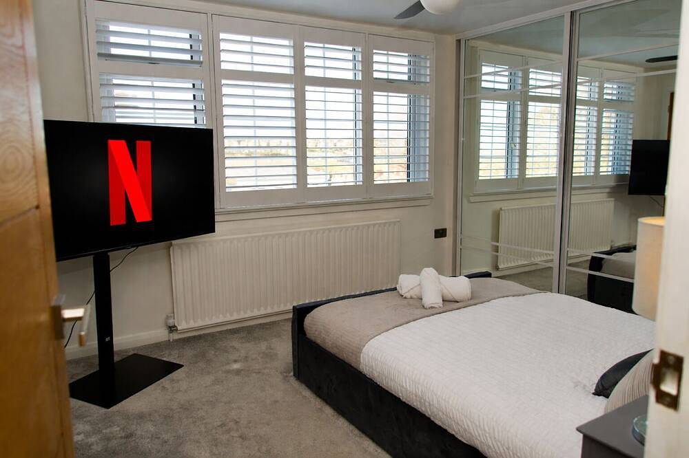 Spacious House Near Rochester Sleeps 10 in Rochester, Kent Downs