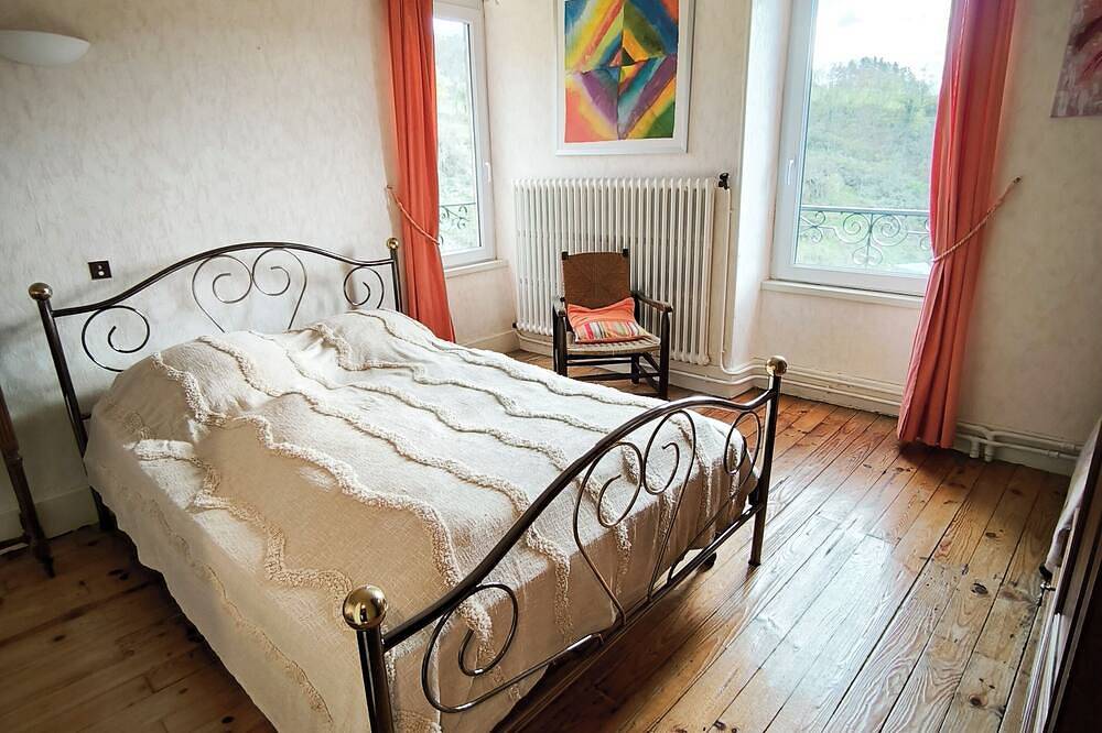 House \"Villa the lower courtyards\", Saint Nectaire le Haut in Saint-Nectaire (queso), Parque Natural Regional Volcans d'Auvergne