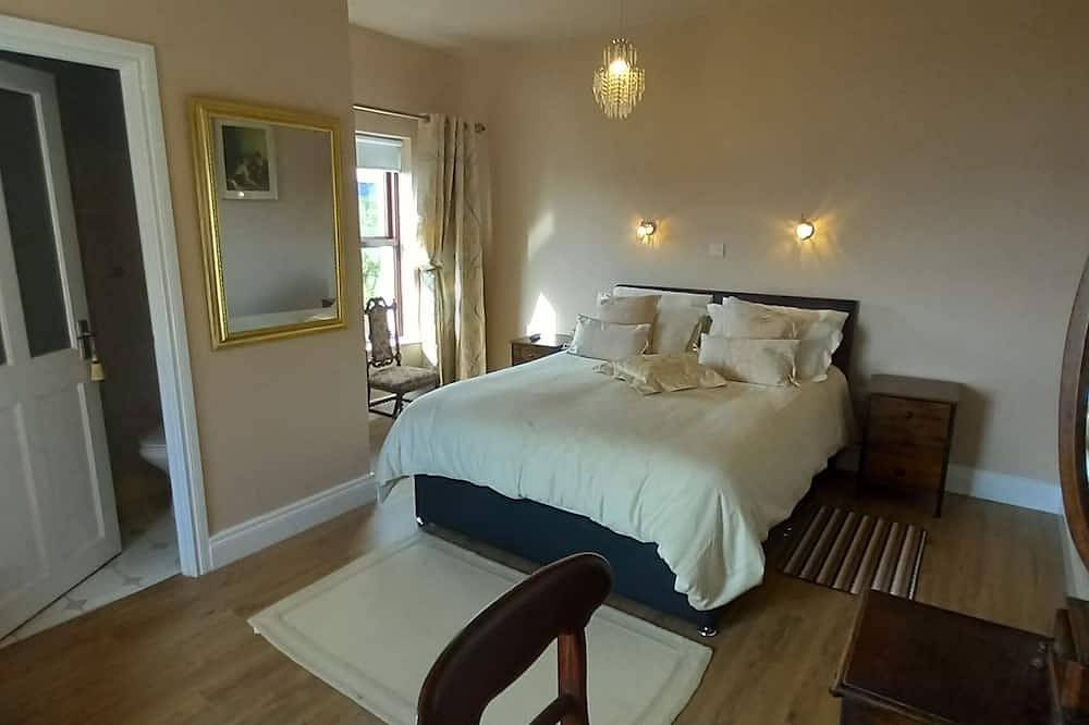 Traditional 5 bedroom house overlooking Cushendun bay. Pet friendly. in Grafschaft Antrim