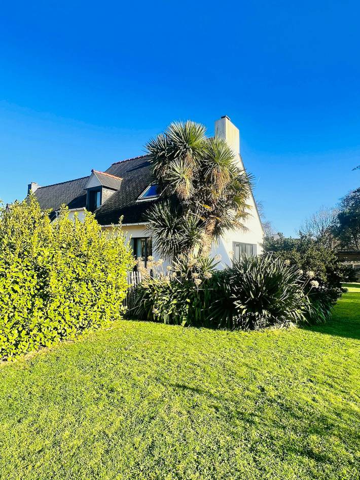 Location de vacances pour 8 personnes, avec terrasse et jardin, adapté aux familles à Brignogan-Plages