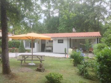 Gîte pour 6 personnes, avec vue ainsi que bassin pour enfant et jardin, animaux acceptés à Écuras