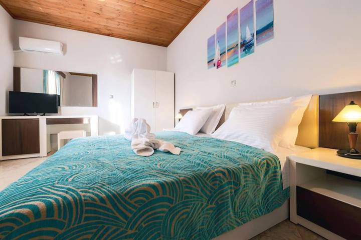 Location de vacances pour 6 personnes, avec piscine ainsi que vue et jardin dans Keratokambos - 3