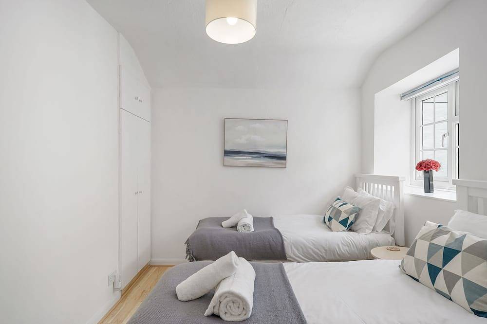 A traditional seaside cottage, with sea views and an easy walk to Portreath. in Portreath, Cornwall