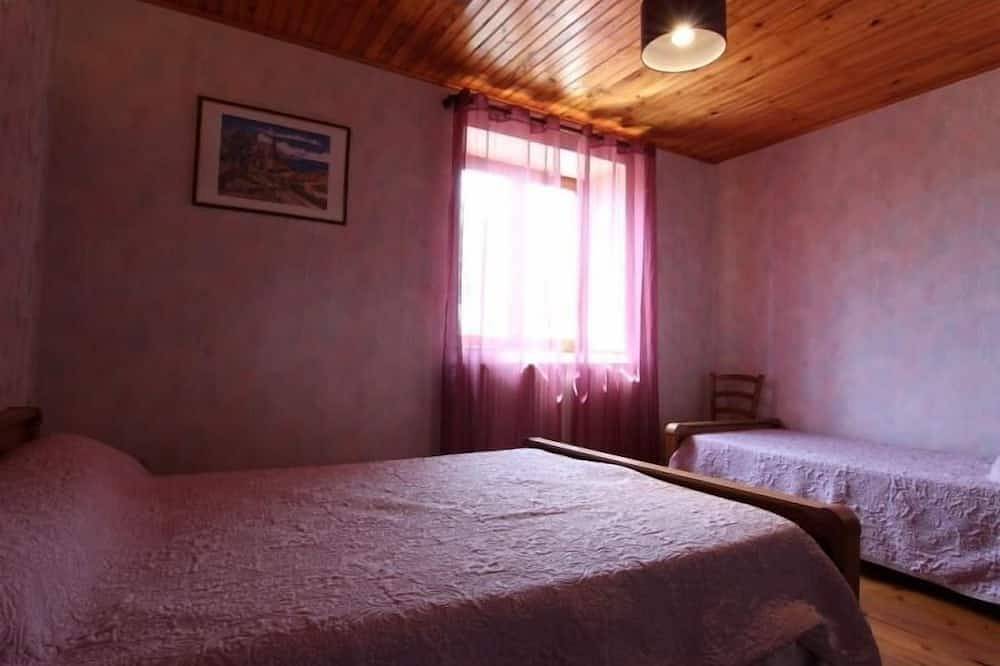 Gîte familial au calme avec jeux, Vtt, randonnée, près du Parc Livradois, La Chaise-Dieu et Craponne in Jullianges, Parc Naturel Régional Livradois-Forez